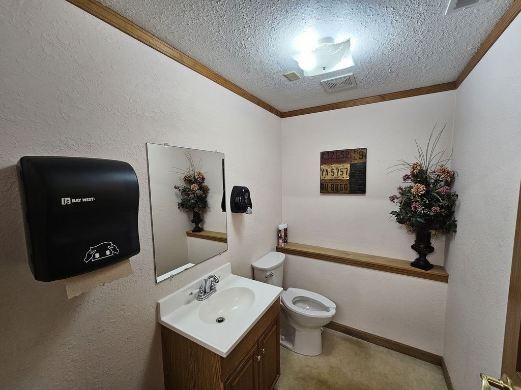 Image 27 of property listing at 903 Salem Road, Mt Vernon, IL 62864