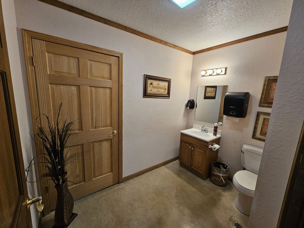 Image 28 of property listing at 903 Salem Road, Mt Vernon, IL 62864