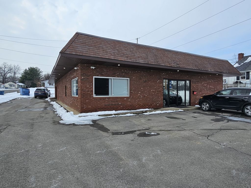 Image 4 of property listing at 903 Salem Road, Mt Vernon, IL 62864