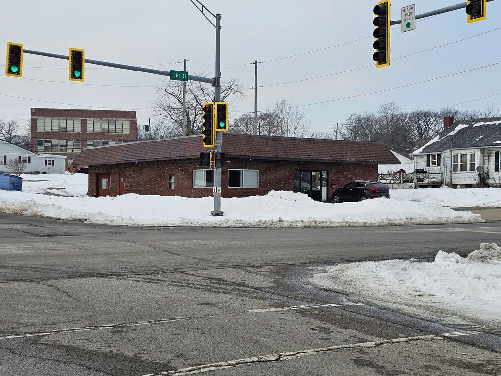 Image 5 of property listing at 903 Salem Road, Mt Vernon, IL 62864