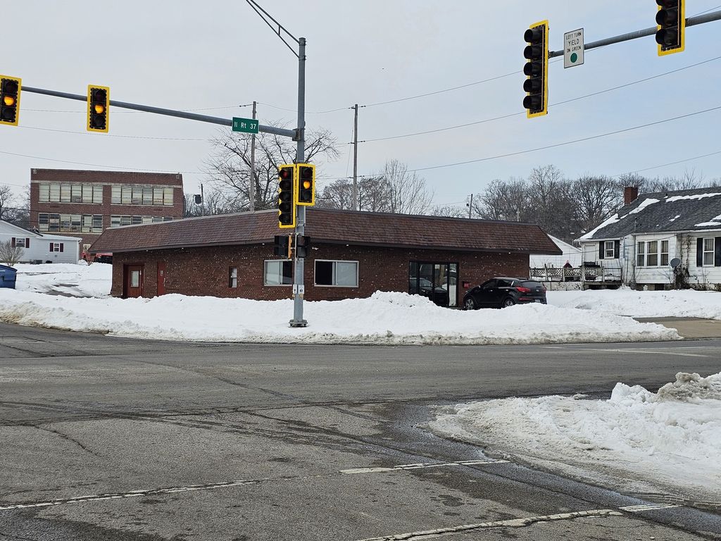 Image 6 of property listing at 903 Salem Road, Mt Vernon, IL 62864