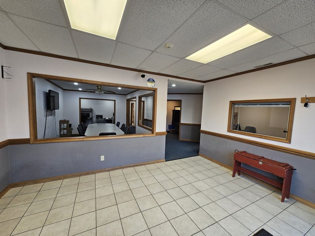 Image 9 of property listing at 903 Salem Road, Mt Vernon, IL 62864