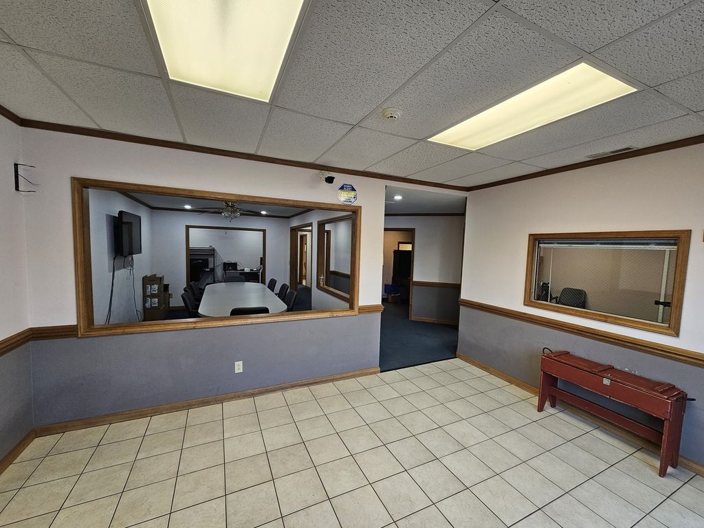 Image 10 of property listing at 903 Salem Road, Mt Vernon, IL 62864