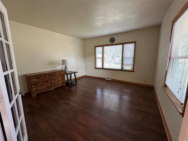 702 N 2nd Avenue, Winterset, IA 50273