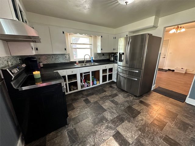 702 N 2nd Avenue, Winterset, IA 50273