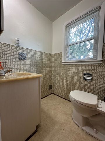 702 N 2nd Avenue, Winterset, IA 50273
