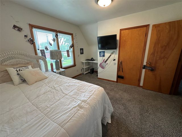702 N 2nd Avenue, Winterset, IA 50273