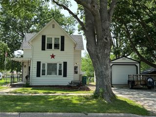 702 N 2nd Avenue, Winterset, IA 50273