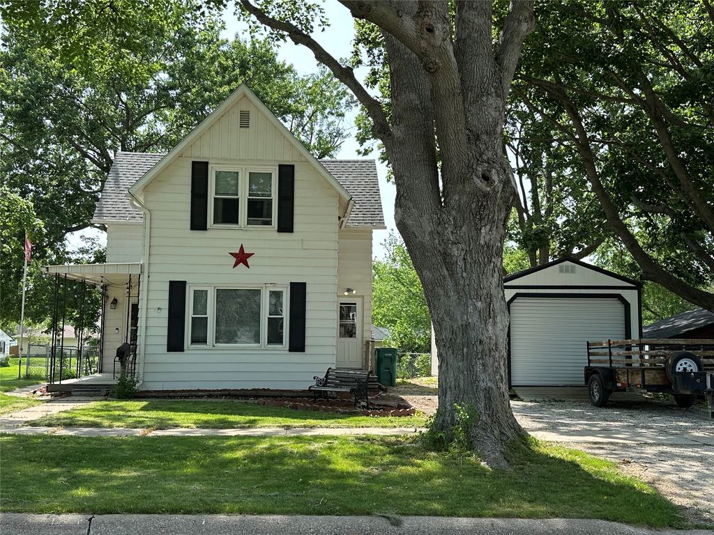 702 N 2nd Avenue, Winterset, IA 50273