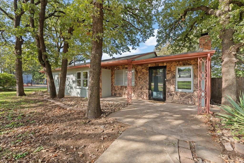 401 Center Lane, Fort Worth, TX 76140 — exterior
