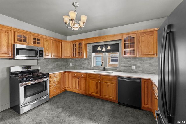 2434 29TH Street, Moline, IL 61265