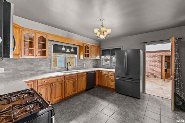 2434 29TH Street, Moline, IL 61265