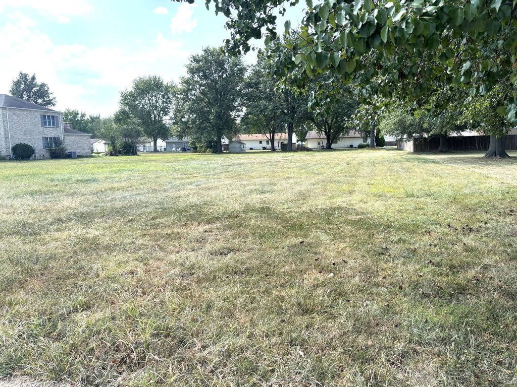 Image 2 of property listing at 516 Sable Drive, Centralia, IL 62801
