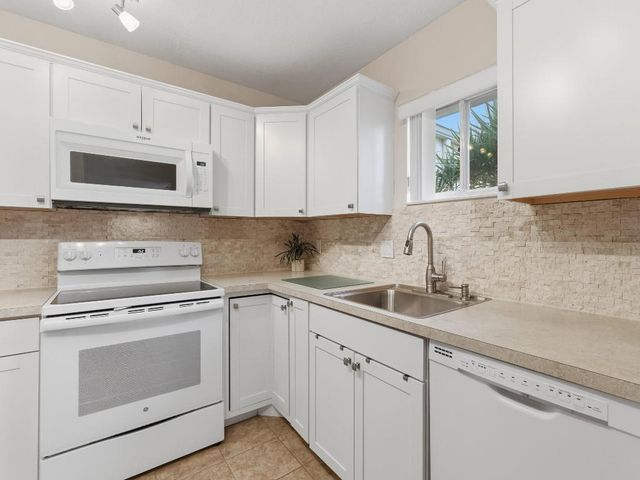 2650 Boundbrook Boulevard 109, West Palm Beach, FL 33406