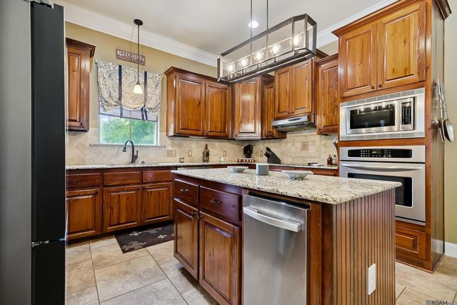 29700 Henderson Ln, Walker, LA 70785