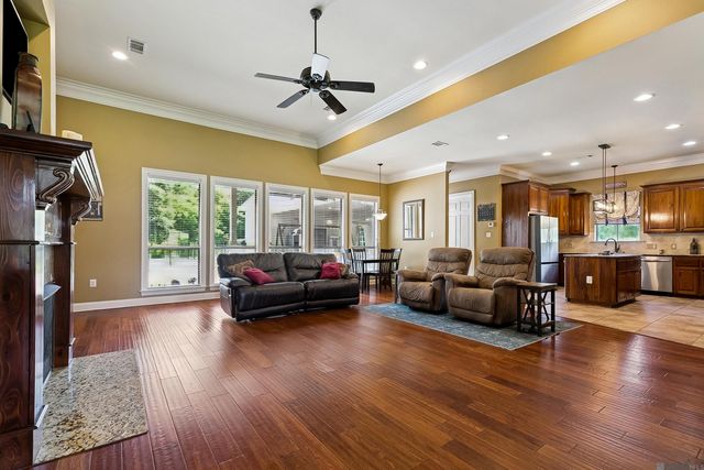 29700 Henderson Ln, Walker, LA 70785