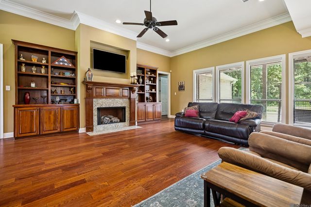 29700 Henderson Ln, Walker, LA 70785