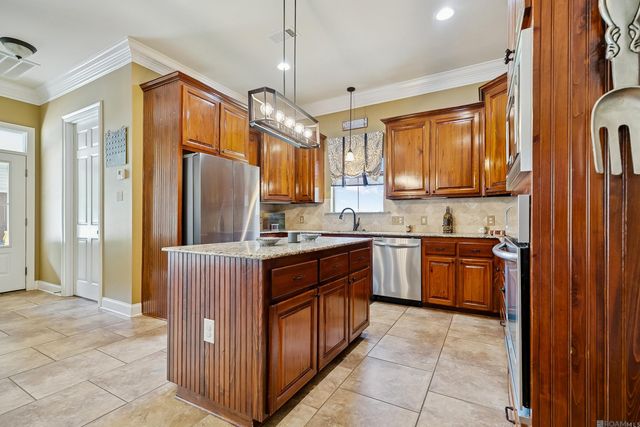 29700 Henderson Ln, Walker, LA 70785