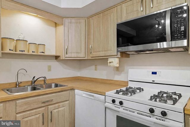 38 N DUPONT RD, Carneys Point, NJ 08069