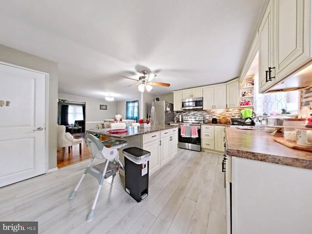 1413 GREEN VALLEY RD, Norristown, PA 19401