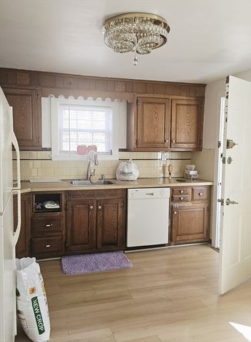 9 Howe Ave, Shrewsbury, MA 01545