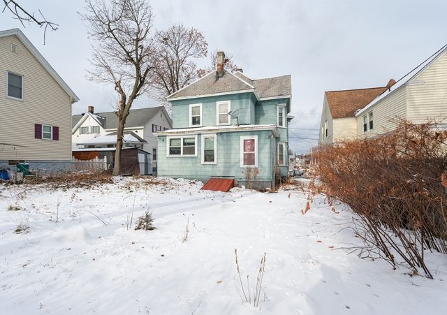 94 D St, Lowell, MA 01851