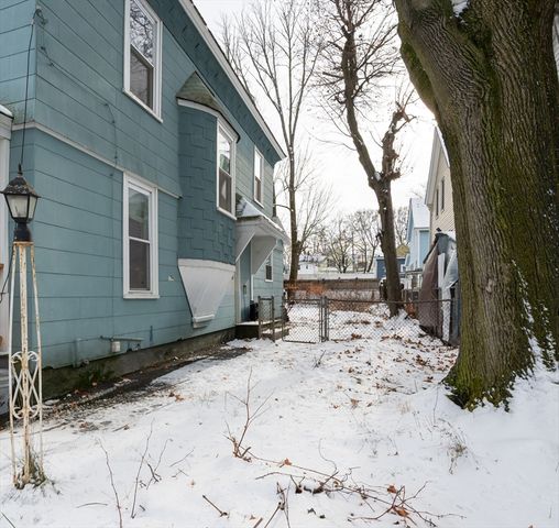 94 D St, Lowell, MA 01851