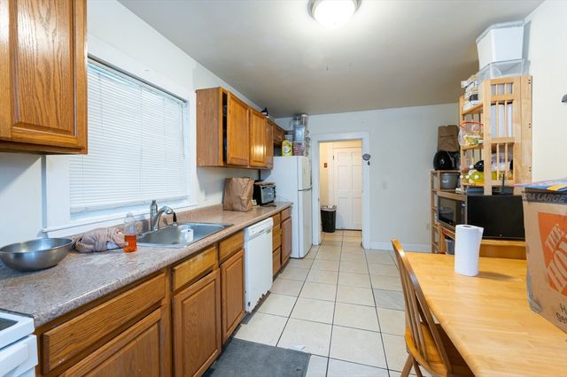 94 D St, Lowell, MA 01851