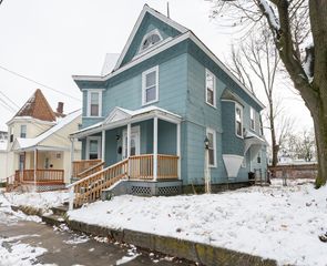 94 D St, Lowell, MA 01851