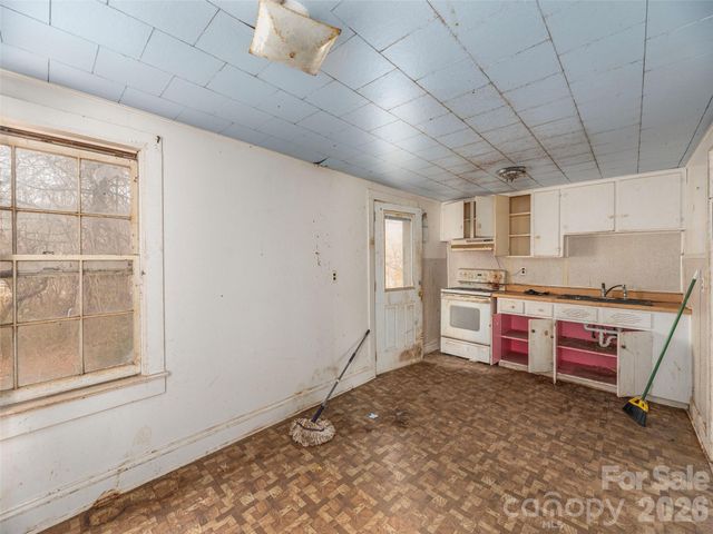 92 Mauney Cove Road, Waynesville, NC 28786