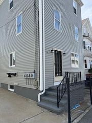 40 Bourne Street 1, Bristol, RI 02809