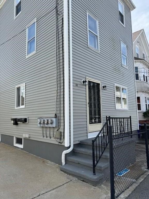 40 Bourne Street 1, Bristol, RI 02809