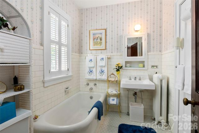 1518 Greenville Highway, Hendersonville, NC 28792