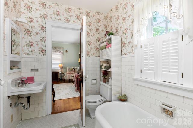 1518 Greenville Highway, Hendersonville, NC 28792