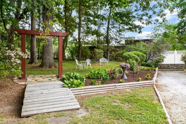 1518 Greenville Highway, Hendersonville, NC 28792