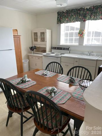 1518 Greenville Highway, Hendersonville, NC 28792