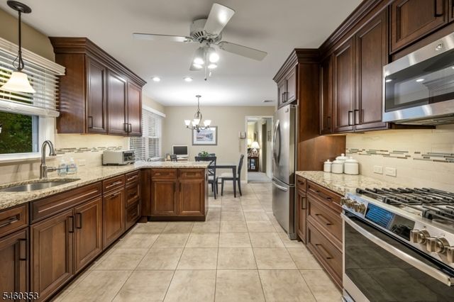 3 Bridle Ln, Mount Olive Twp., NJ 07828