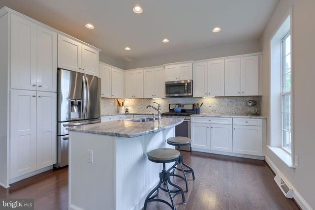 1129 EDGEMOOR CT, Lancaster, PA 17601