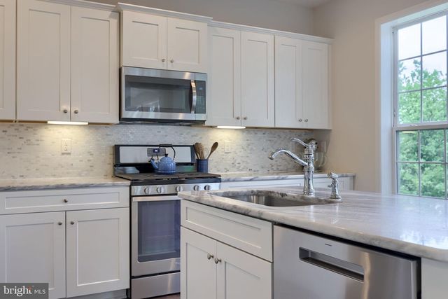 1129 EDGEMOOR CT, Lancaster, PA 17601