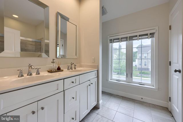 1129 EDGEMOOR CT, Lancaster, PA 17601