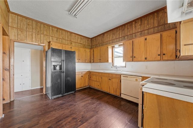 400 N Broadway Street, Riesel, TX 76682
