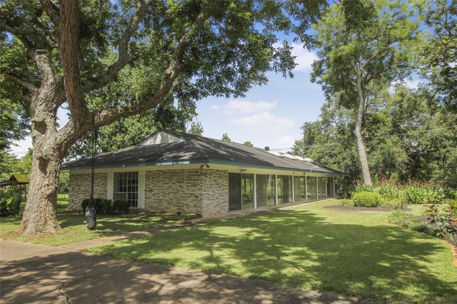 536 Oak Drive, Lake Jackson, TX 77566