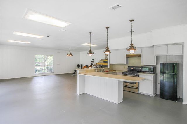 536 Oak Drive, Lake Jackson, TX 77566