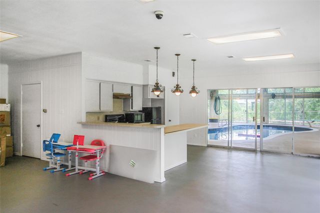 536 Oak Drive, Lake Jackson, TX 77566