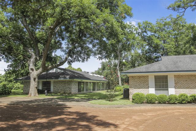 536 Oak Drive, Lake Jackson, TX 77566