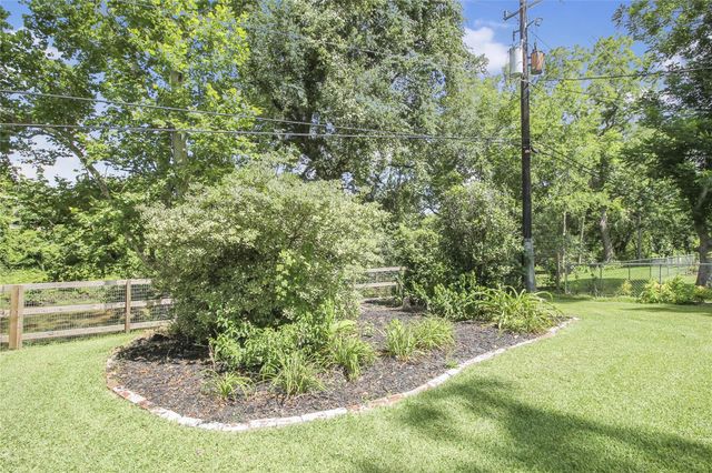 536 Oak Drive, Lake Jackson, TX 77566