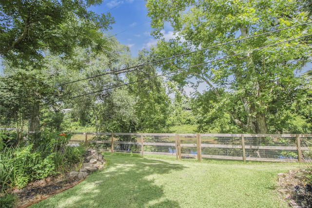 536 Oak Drive, Lake Jackson, TX 77566