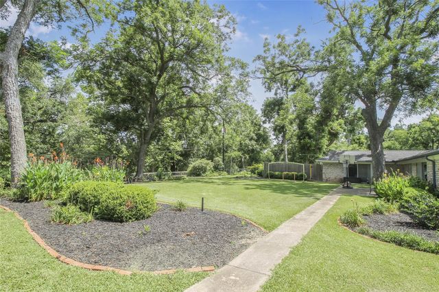 536 Oak Drive, Lake Jackson, TX 77566