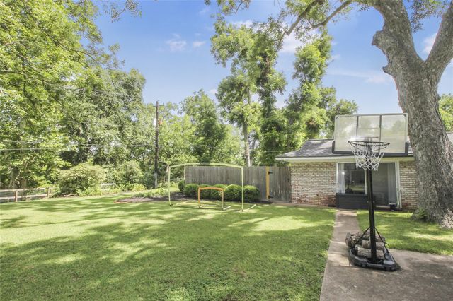 536 Oak Drive, Lake Jackson, TX 77566