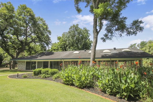 536 Oak Drive, Lake Jackson, TX 77566